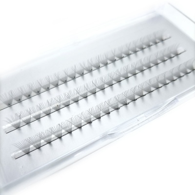 Conjunto de pestanas postiças em tufos pretos numa embalagem transparente