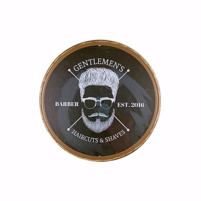 Lata preta com borda dourada e logotipo de barbearia Gentlemen's Barber