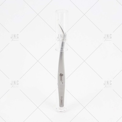 Pinça metálica prateada com ponta inclinada em embalagem transparente