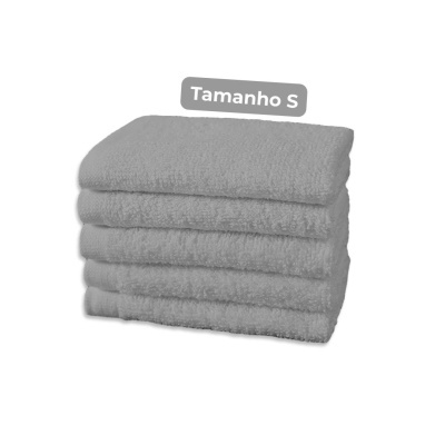Toalhas cinza claro empilhadas com etiqueta 'Tamanho S'