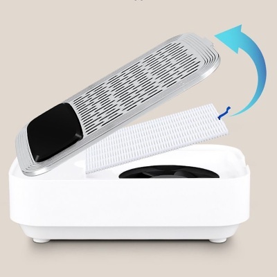 Aparelho branco com tampa transparente e filtro removível