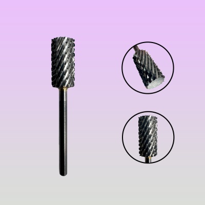 Broca ou fresadora cilíndrica metálica preta com lâminas onduladas sobre fundo lilás