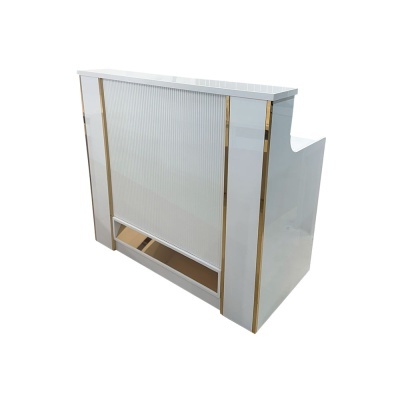 Balcão branco com detalhes dourados e painel texturizado