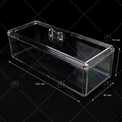 Caixa transparente retangular de plástico com tampa sobre fundo preto