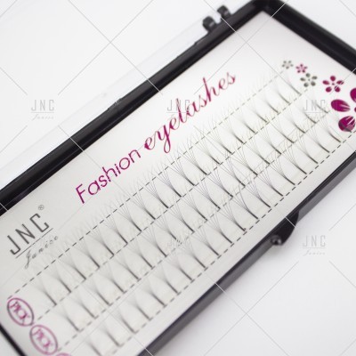 Caixa de pestanas falsas organizadas em linhas com texto 'Fashion eyelashes'