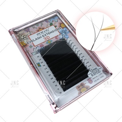 Extensões de pestanas 3D em embalagem plástica com fundo floral e indicações de tamanho