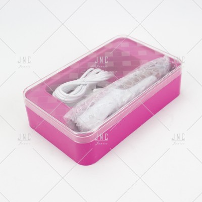 caixa rosa com tampa transparente contendo cabo branco e objeto embrulhado em plástico bolha