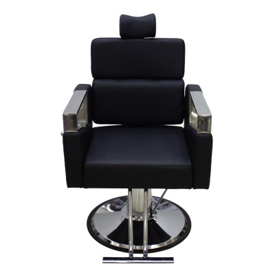 Cadeira de barbeiro preta com apoios de braços metálicos e base cromada