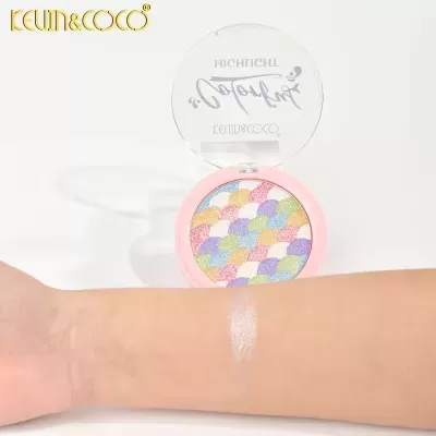 Paleta de maquilhagem multicolorida KEVINGCOCO com tampa transparente em fundo branco.