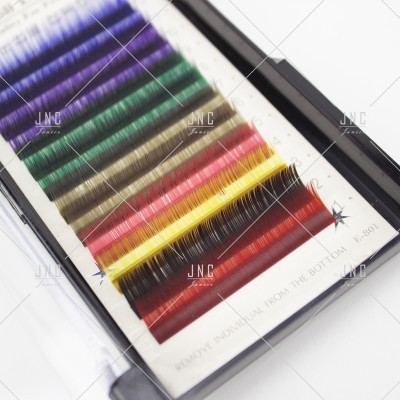 Conjunto de pestanas postiços coloridas em caixa preta com tampa transparente