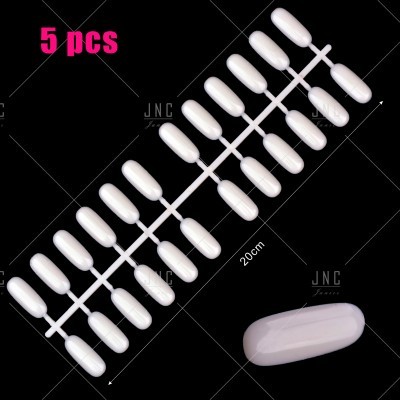 Conjunto de 5 peças de unhas postiças brancas em grelha sobre fundo preto