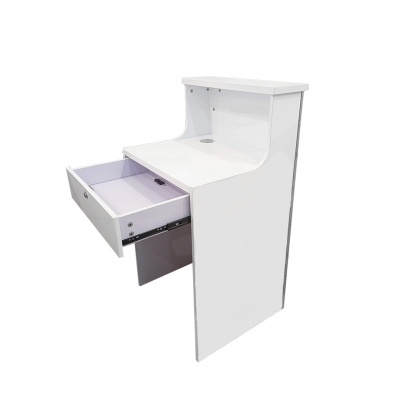 Secretária branca de madeira com gaveta aberta