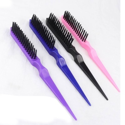 Quatro escovas de cabelo coloridas com cerdas pretas e cabo fino