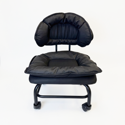 Cadeira de escritório preta almofadada com rodas