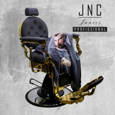 Cadeira de barbeiro preta com estrutura dourada e capa promocional com imagem e texto