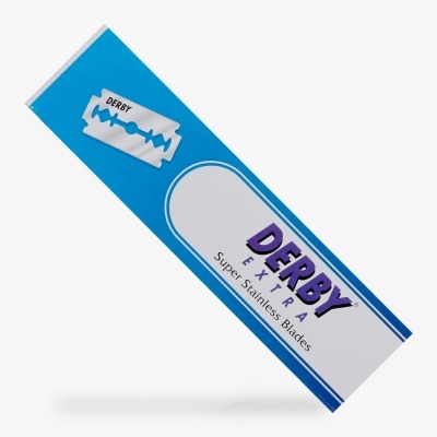 Embalagem azul e branca de lâminas de barbear DERBY EXTRA com texto e imagem de lâmina