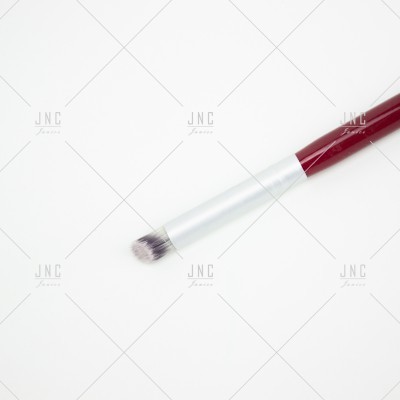 Pincel de maquilhagem vermelho com cerdas claras