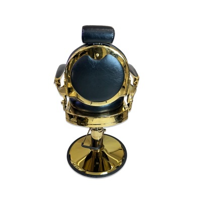 Cadeira de barbearia dourada com estofos pretos e apoio de cabeça.