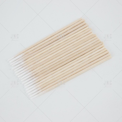 Palitos amarelos com pontas brancas sobre fundo branco