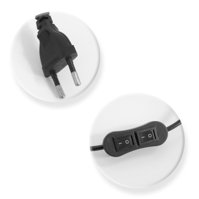 Plugue elétrico preto com interruptores duplos em fundo branco