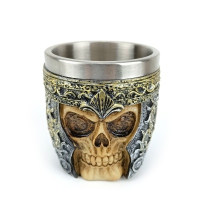 Copo em aço inox com suporte de resina decorado com caveira em capacete medieval