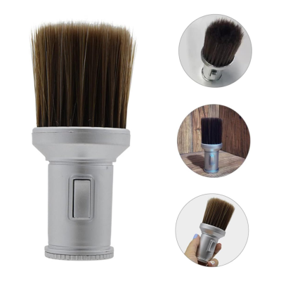 Escova de limpeza de cabelo com cerdas castanhas e corpo metálico prateado