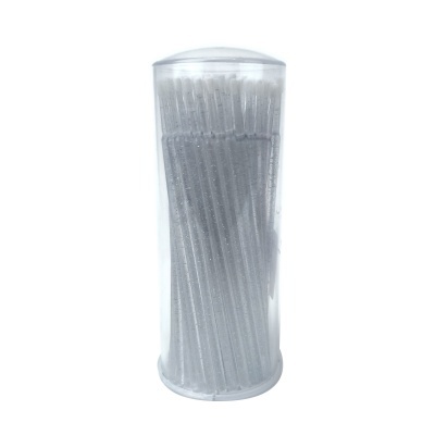 Recipiente transparente com palhinhas plásticas finas