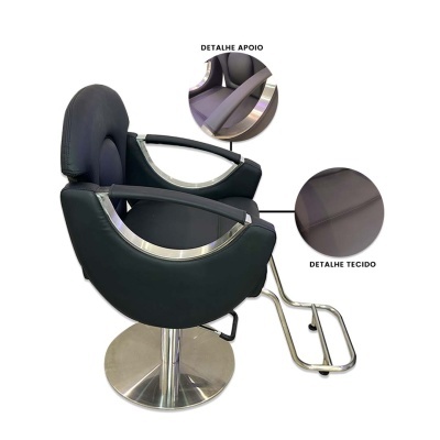 Cadeira de barbeiro preta com estrutura metálica prateada e apoio para os pés