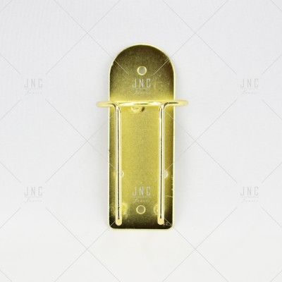 Suporte metálico dourado com dois ganchos sobre fundo branco