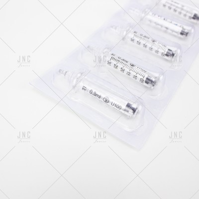 Seringas descartáveis em embalagem plástica, marcadas com medidas e texto '0.3ml U-100'