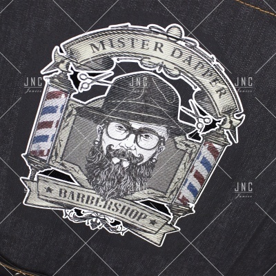 Estampa de barbearia com homem barbudo, tesouras e torre de barbeiro em tecido preto