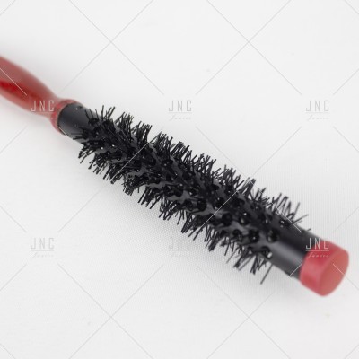 Escova de cabelo redonda vermelha com cerdas pretas