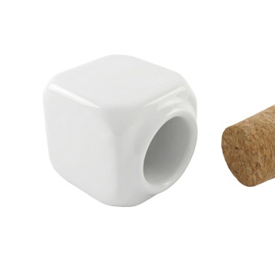 Cubo cerâmico branco com buraco circular e rolha de cortiça