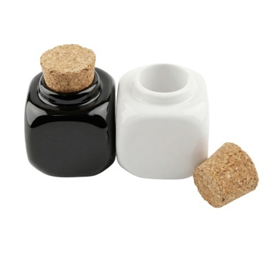 Frascos de cerâmica preto e branco com tampas de cortiça