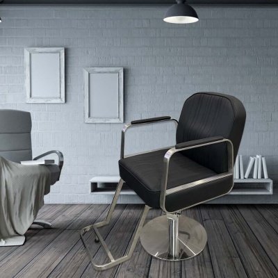 Cadeira de cabeleireiro preta com estrutura metálica cromada e base giratória em ambiente moderno