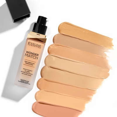 Base líquida Eveline Cosmetics Wonder Match com várias amostras de cores em fundo branco