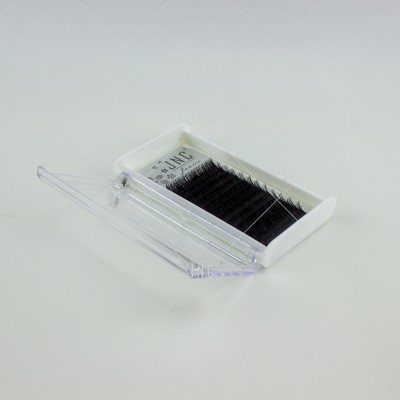 Caixa aberta com extensões de pestanas pretas alinhadas