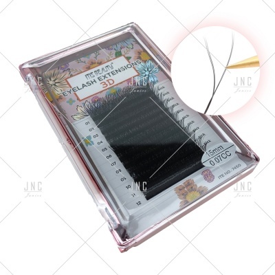 Extensões de pestanas 3D pretas em embalagem transparente com detalhe floral