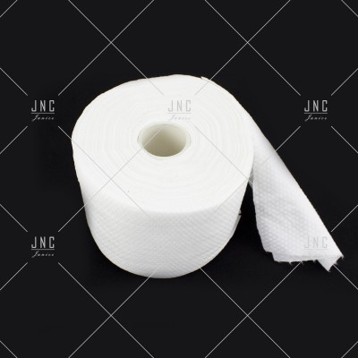 Rolo de papel higiénico branco com textura visível sobre fundo preto