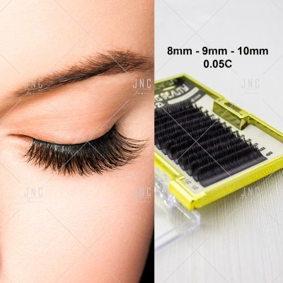 Caixa de pestanas postiços pretas com texto de tamanhos e modelo e olho fechado com pestanas longas pretas