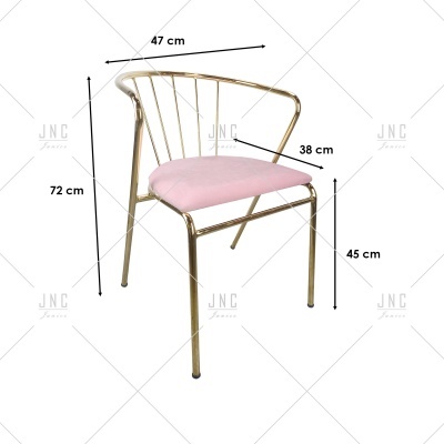 Cadeira metálica dourada com estofado rosa e medidas indicadas