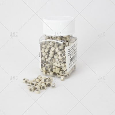 Frasco plástico com tampas brancas e pequenas peças cilíndricas bege e cinzentas