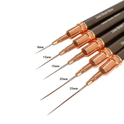 Conjunto de pincéis finos com cabos pretos e detalhes dourados com tamanhos indicados em milímetros