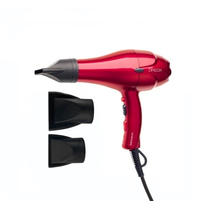 Secador de cabelo vermelho metálico com dois acessórios pretos e cabo preto