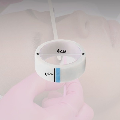 Anel plástico branco com medidas em preto e detalhe azul