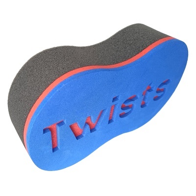 Esponja ergonómica azul com texto vermelho 'Twists' e lateral preta com faixa vermelha