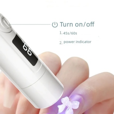 Dispositivo branco com ecrã digital e luz UV a curar objeto pequeno