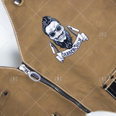 Avental castanho em pele com estampa de caveira e navalhetes