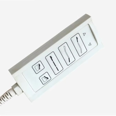 Comando branco com botões de controle para ajuste, cabo branco conectado