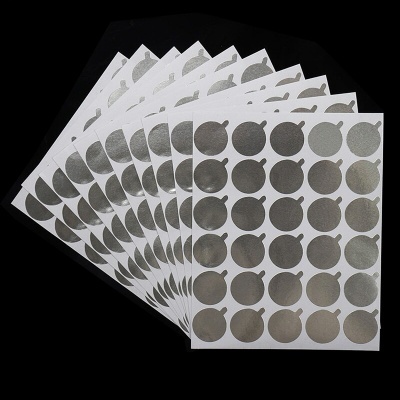 Folhas com etiquetas redondas prateadas